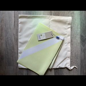Rothy’s essential pouch light lime